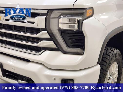 Iridescent Pearl Tricoat 2025 Chevrolet Silverado 2500 High Country
