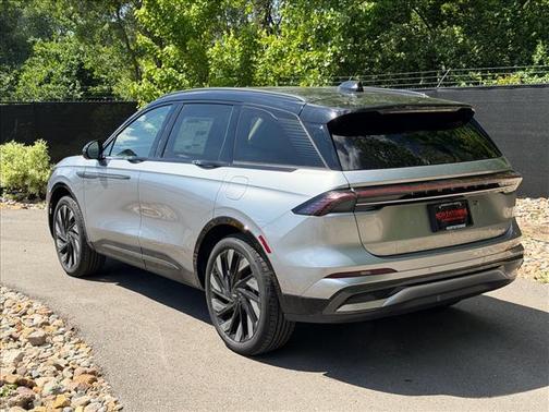 Silver Radiance Metallic 2026 Lincoln Nautilus Reserve