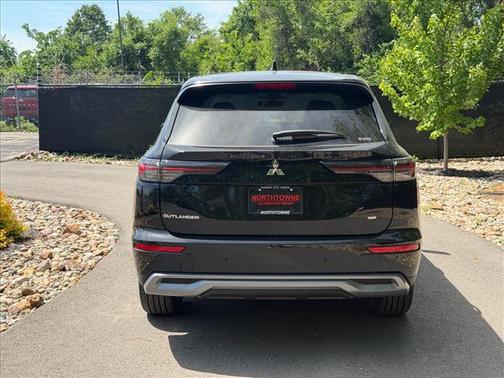 Labrador Black Pearl 2026 Mitsubishi Outlander SE