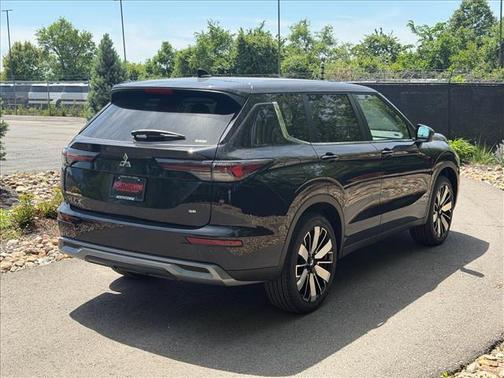 Labrador Black Pearl 2026 Mitsubishi Outlander SE