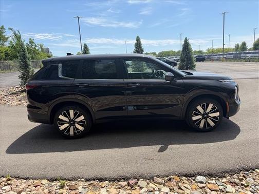 Labrador Black Pearl 2026 Mitsubishi Outlander SE
