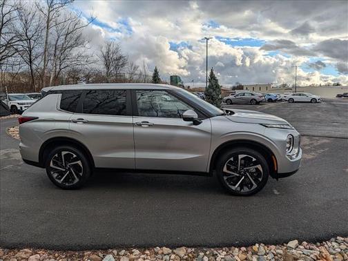 2024 Mitsubishi Outlander SE