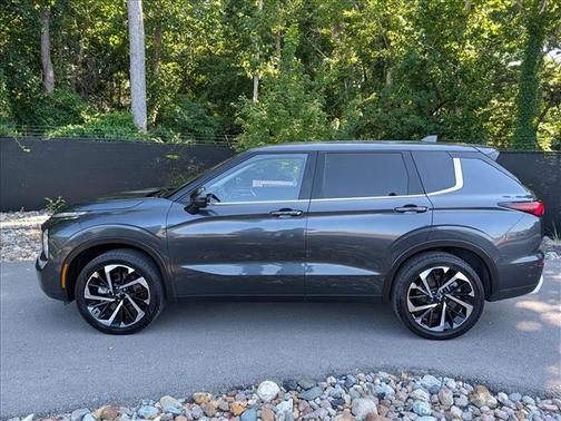 Gray Metallic 2024 Mitsubishi Outlander SE