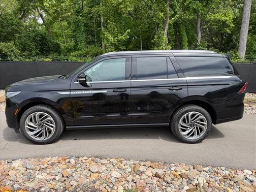 Infinite Black Metallic 2026 Lincoln Navigator Reserve