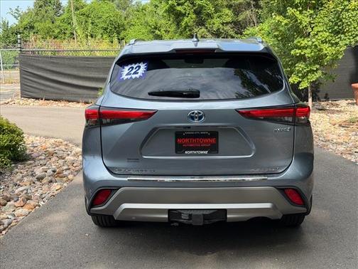Deep 2022 Toyota Highlander Hybrid Platinum