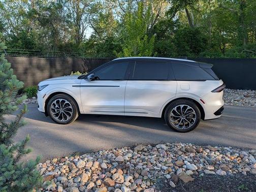 White Platinum 2024 Lincoln Nautilus Reserve