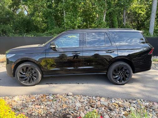 Infinite Black Metallic 2026 Lincoln Navigator Reserve