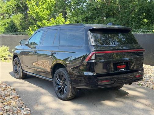 Infinite Black Metallic 2026 Lincoln Navigator Reserve