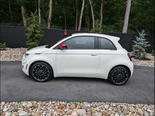 2024 FIAT 500e Base