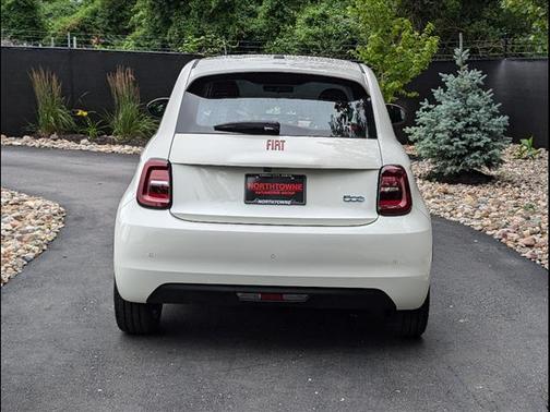 2024 FIAT 500e Base