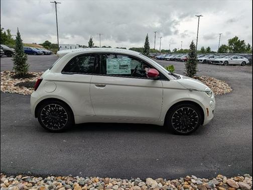 2024 FIAT 500e Base