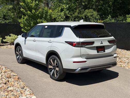 White Diamond 2026 Mitsubishi Outlander SE