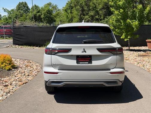 White Diamond 2026 Mitsubishi Outlander SE