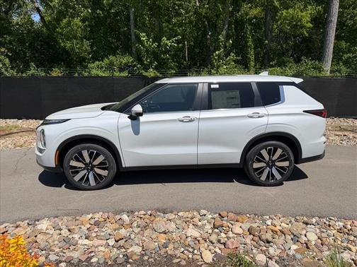 White Diamond 2026 Mitsubishi Outlander SE