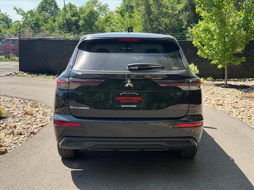 Black Diamond 2026 Mitsubishi Outlander ES