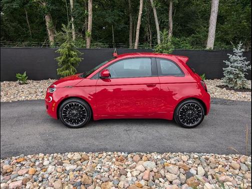 2024 FIAT 500e Base