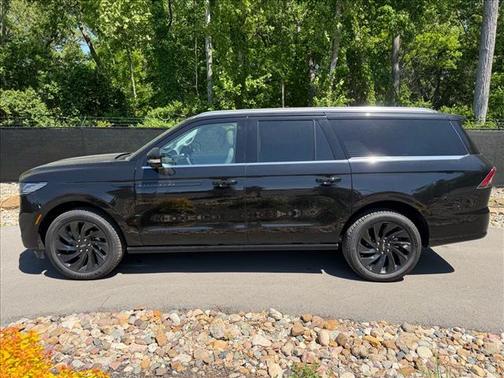 Infinite Black Metallic 2026 Lincoln Navigator L Black Label