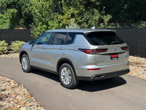 2025 Mitsubishi Outlander ES