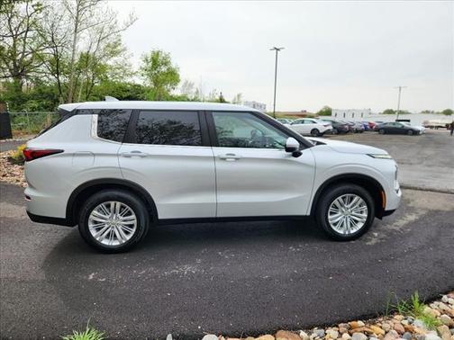 2024 Mitsubishi Outlander ES