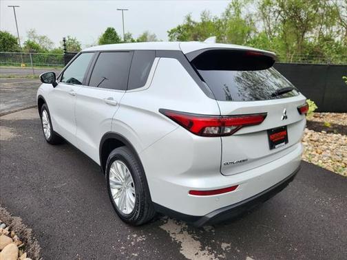 2024 Mitsubishi Outlander ES