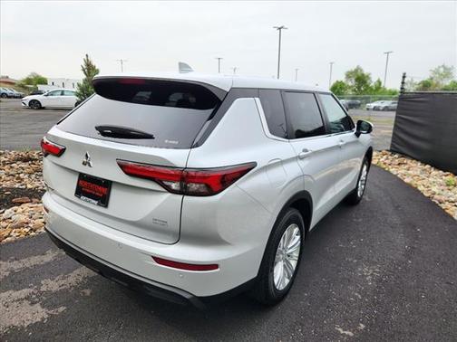 2024 Mitsubishi Outlander ES