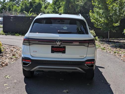Pure White 2025 Volkswagen Taos 1.5T SE