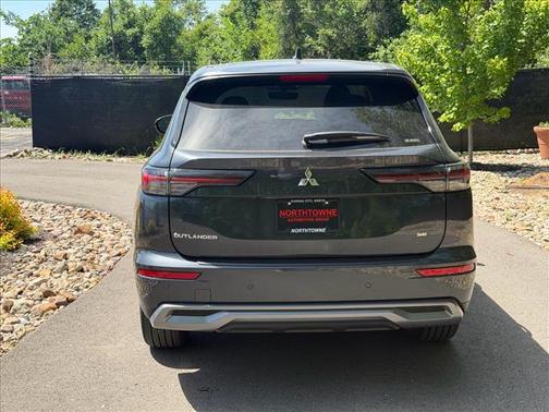 Graphite Gray 2026 Mitsubishi Outlander SE