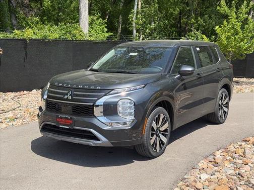 Graphite Gray 2026 Mitsubishi Outlander SE