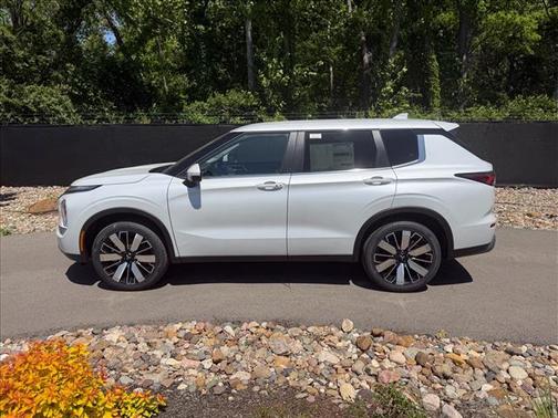 White Diamond 2026 Mitsubishi Outlander SE