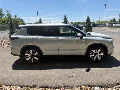 White Diamond 2026 Mitsubishi Outlander SE