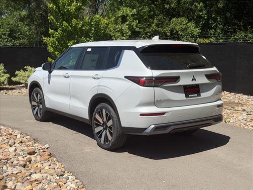 White Diamond 2026 Mitsubishi Outlander SE
