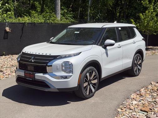 White Diamond 2026 Mitsubishi Outlander SE