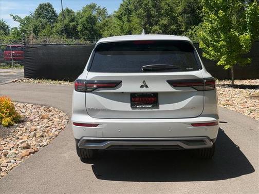 White Diamond 2026 Mitsubishi Outlander SE