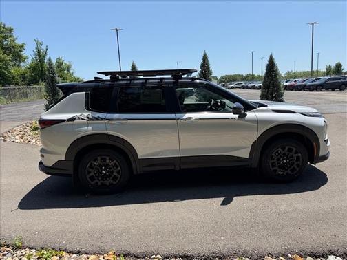 White Diamond / Black 2026 Mitsubishi Outlander Trail Edition