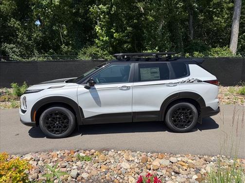 White Diamond / Black 2026 Mitsubishi Outlander Trail Edition