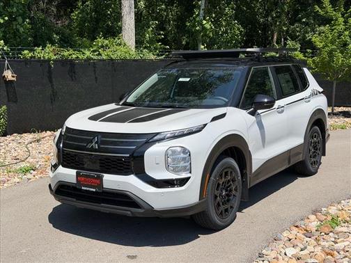 White Diamond / Black 2026 Mitsubishi Outlander Trail Edition