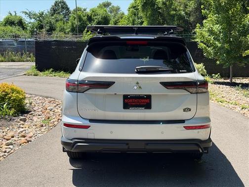 White Diamond / Black 2026 Mitsubishi Outlander Trail Edition