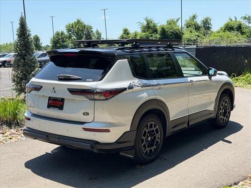 White Diamond / Black 2026 Mitsubishi Outlander Trail Edition
