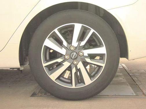Aspen White Tricoat 2025 Nissan Versa 1.6 SV