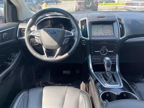 Photo 2 of 32 of 2016 Ford Edge Titanium