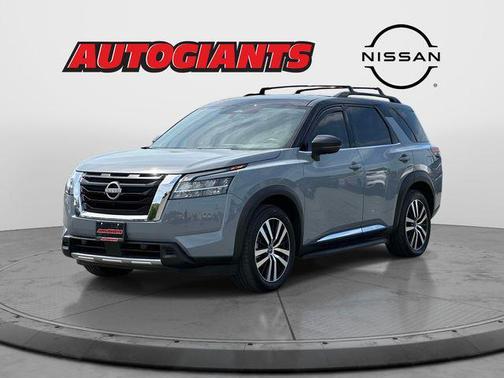 Solid Gray/Super Black 2023 Nissan Pathfinder Platinum 4WD