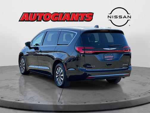 Brilliant Black Crystal Pearlcoat 2024 Chrysler Pacifica Hybrid Select