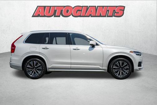 2022 Volvo XC90 T5 Momentum