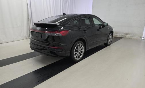 2022 Audi e-tron Premium Plus