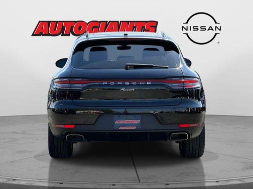 Jet Black Metallic 2021 Porsche Macan Macan