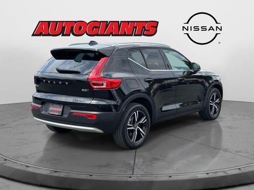 Onyx Black Metallic 2025 Volvo XC40 B5 Core Bright Theme