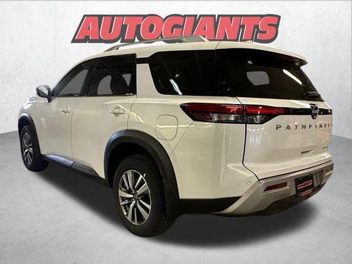 2025 Nissan Pathfinder SL 4WD