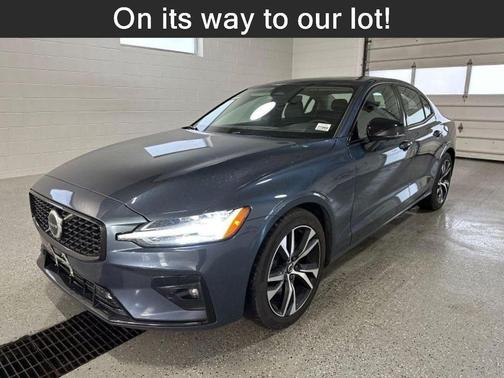 2024 Volvo S60 Plus Dark Theme