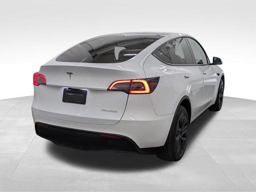 Pearl White Multi-Coat 2025 Tesla Model Y Long Range Dual Motor All-Wheel Drive