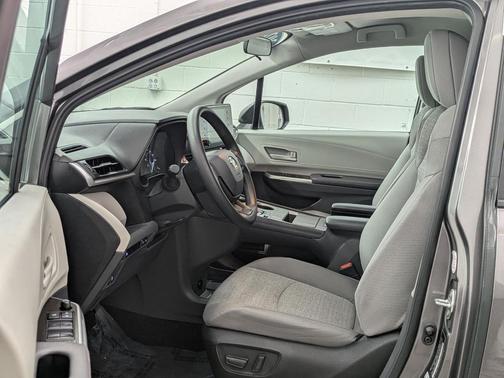 2024 Toyota Sienna LE